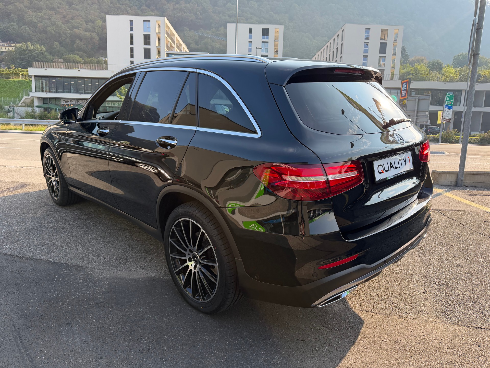 MERCEDES-BENZ GLC 250 d AMG Line 4Matic 9G-Tronic-image-5