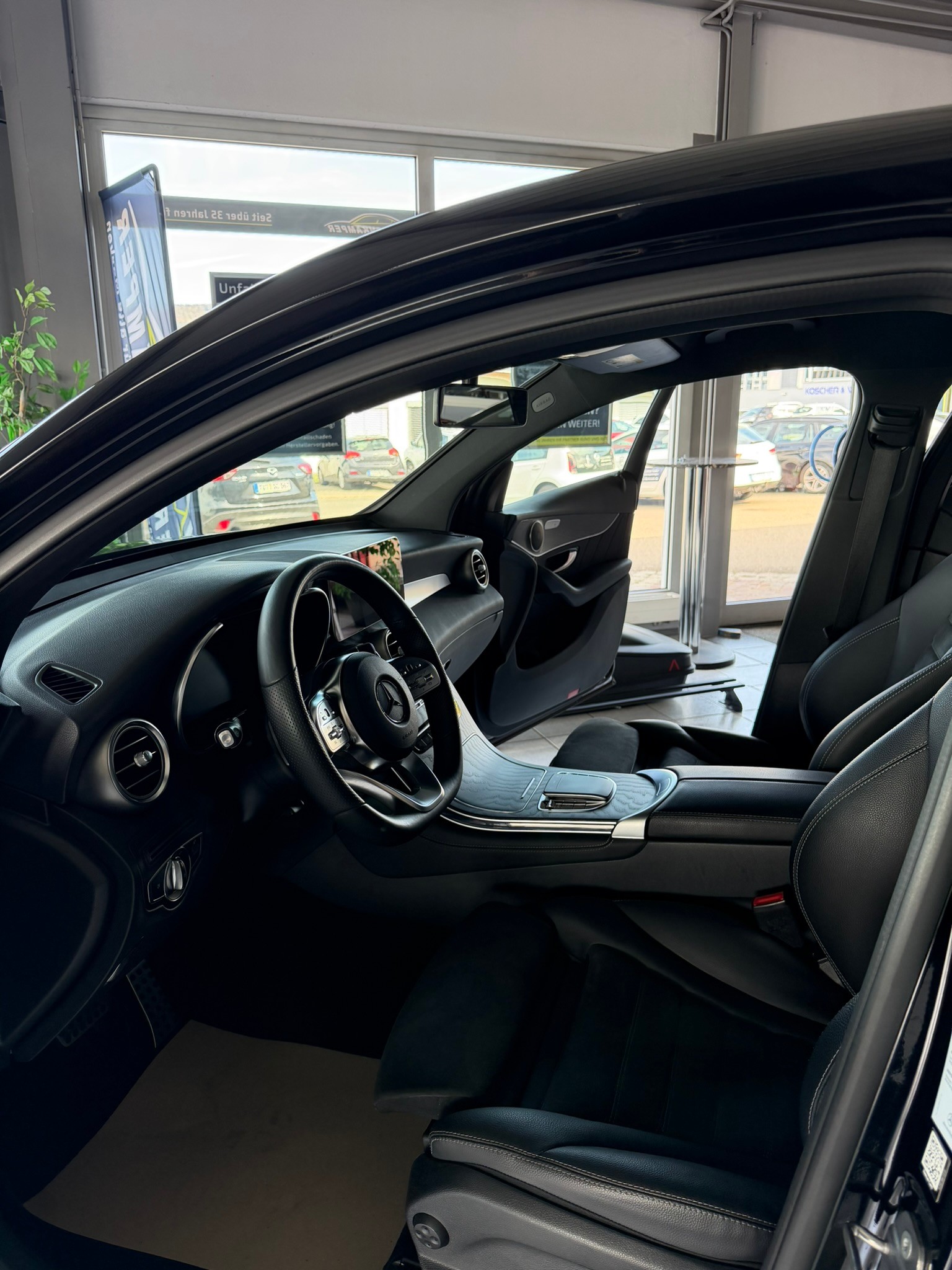 MERCEDES-BENZ GLC 300 AMG Line 4m-image-2