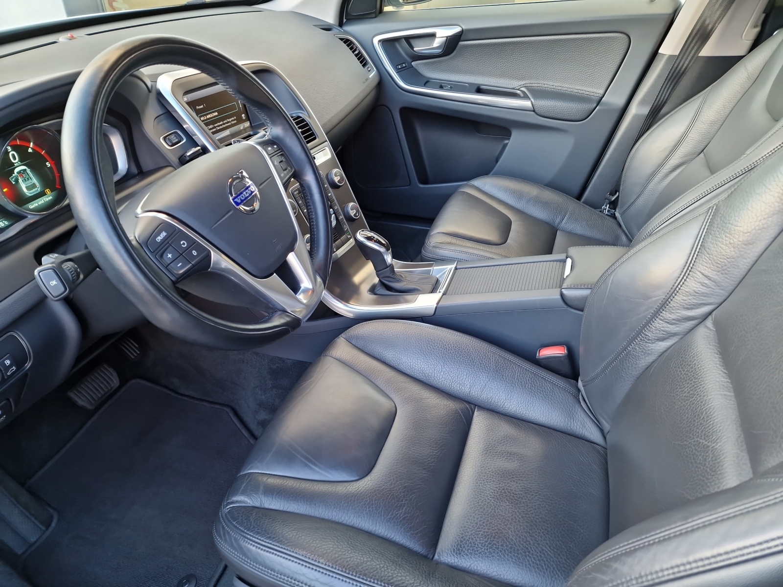 VOLVO XC60 2.4 D4 Summum AWD-image-5
