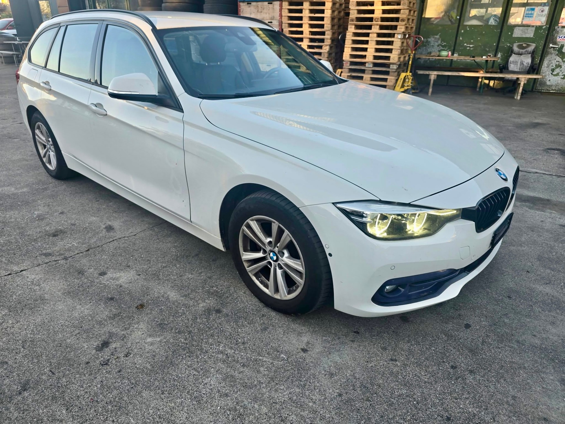 BMW 320d xDrive Touring Edition Sport Line Steptronic-image-1