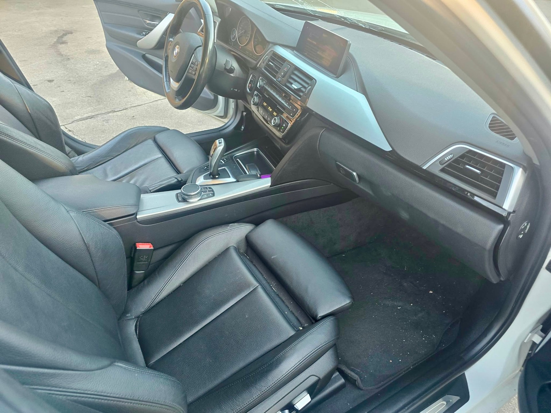 BMW 320d xDrive Touring Edition Sport Line Steptronic-image-10