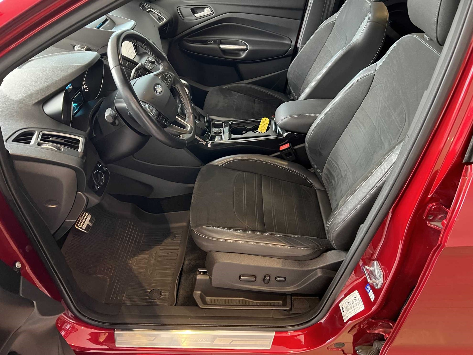 FORD Kuga 2.0 TDCi 150 ST-Line FPS-image-4