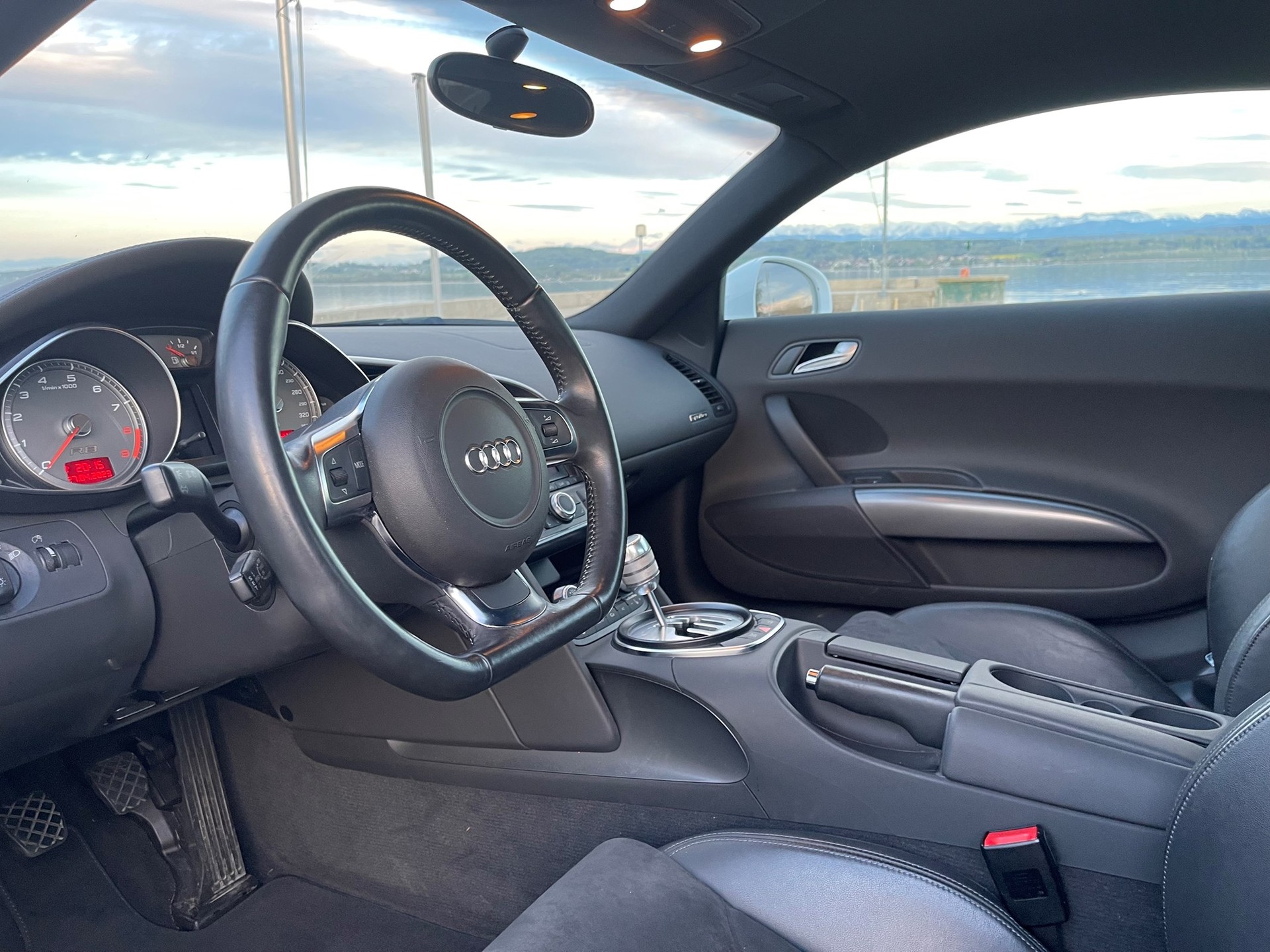 AUDI R8 Coupé 4.2-image-8