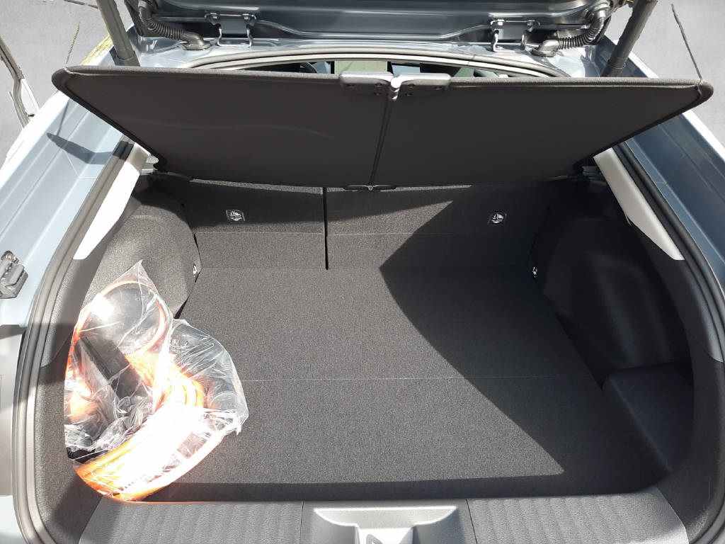 TOYOTA Prius 2.0 Plug-In-Hybrid Style-image-7