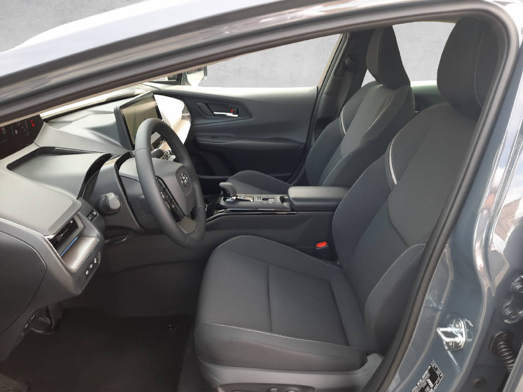 TOYOTA Prius 2.0 Plug-In-Hybrid Style-image-4