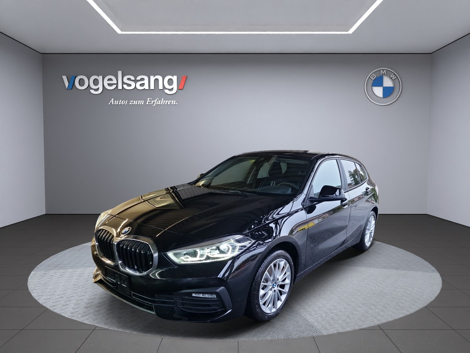 BMW 118i Essential Edition Steptronic-image-0