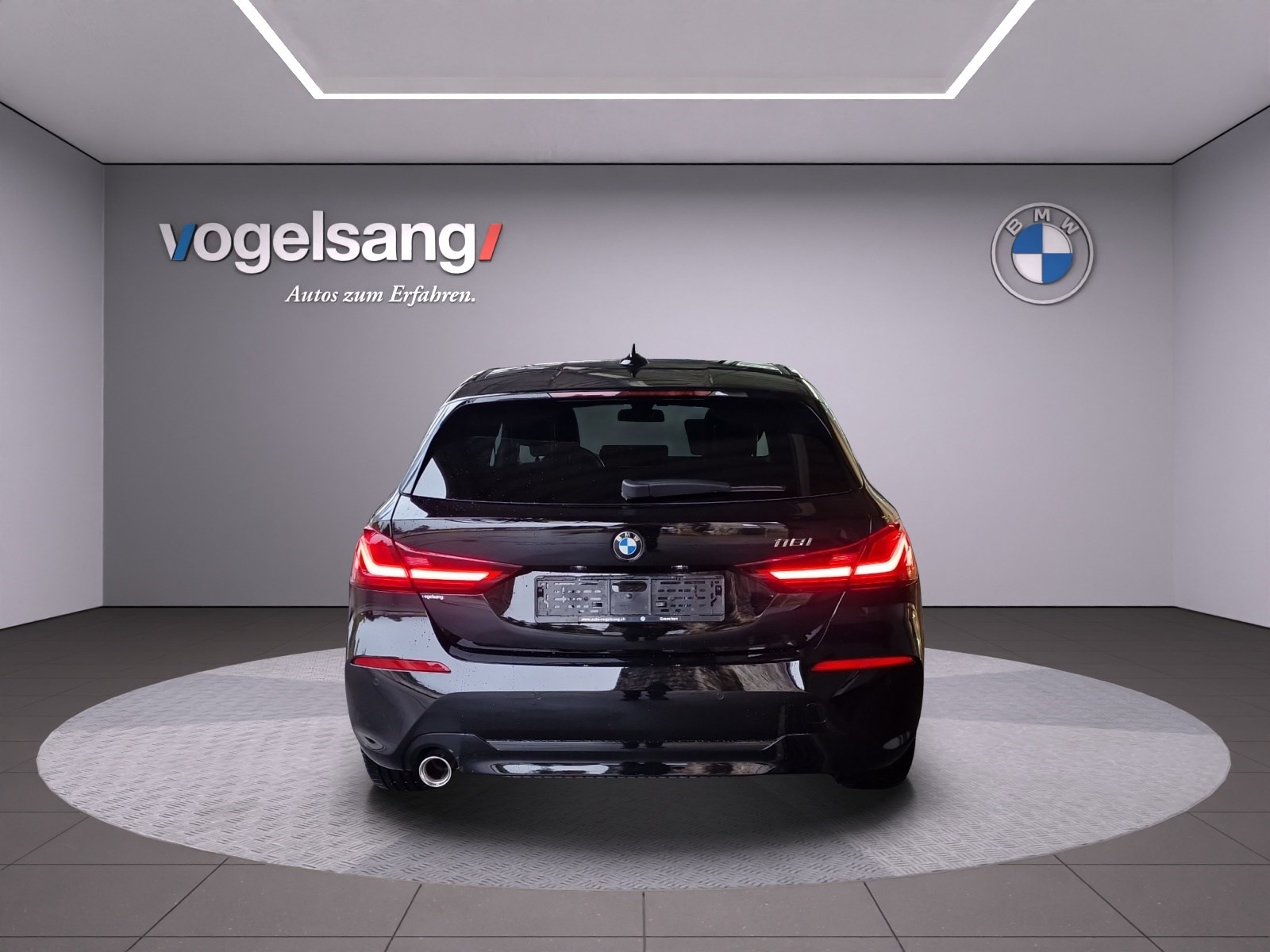BMW 118i Essential Edition Steptronic-image-11