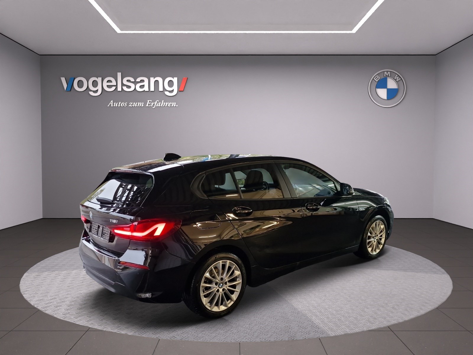 BMW 118i Essential Edition Steptronic-image-4