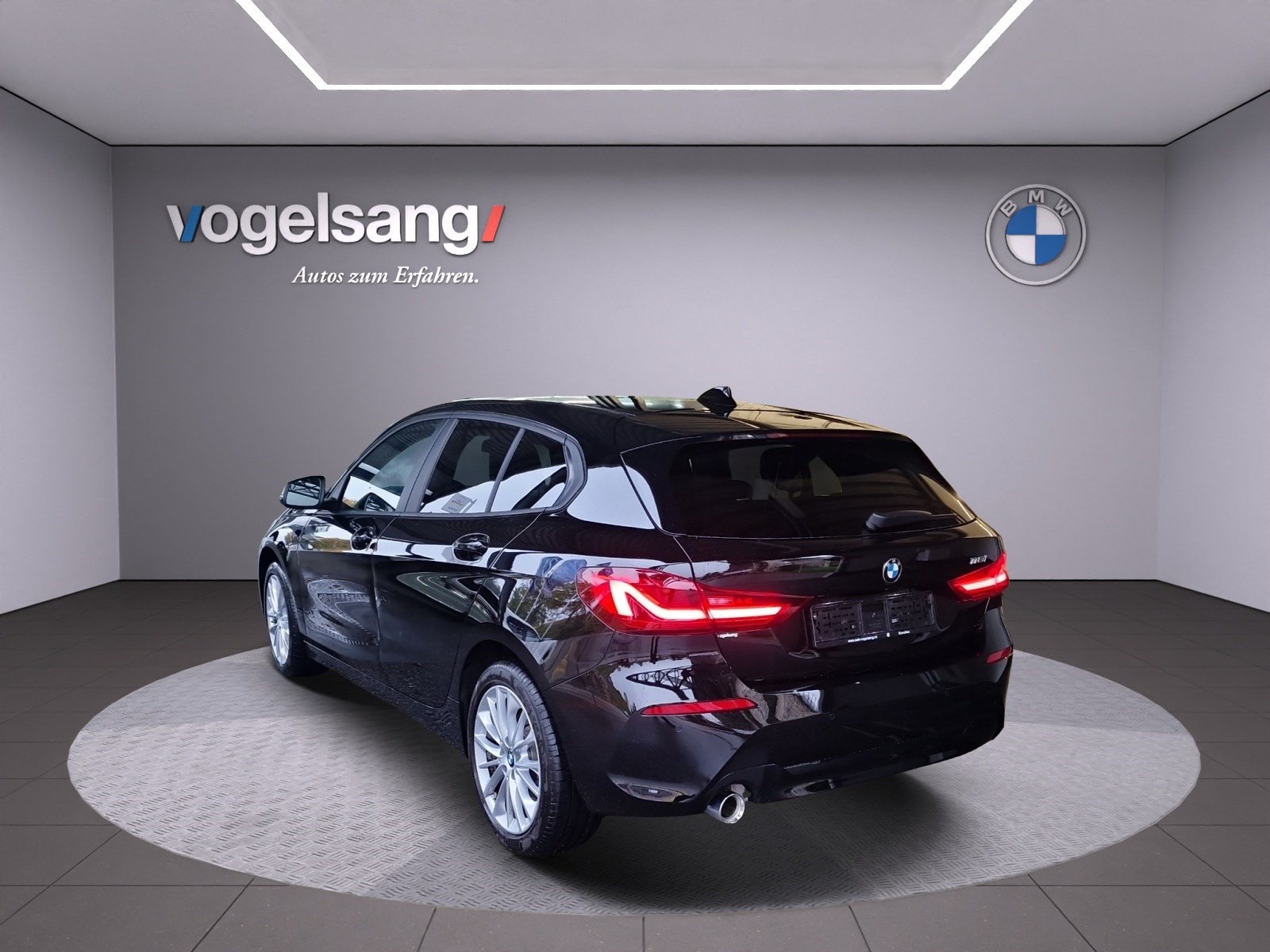 BMW 118i Essential Edition Steptronic-image-3