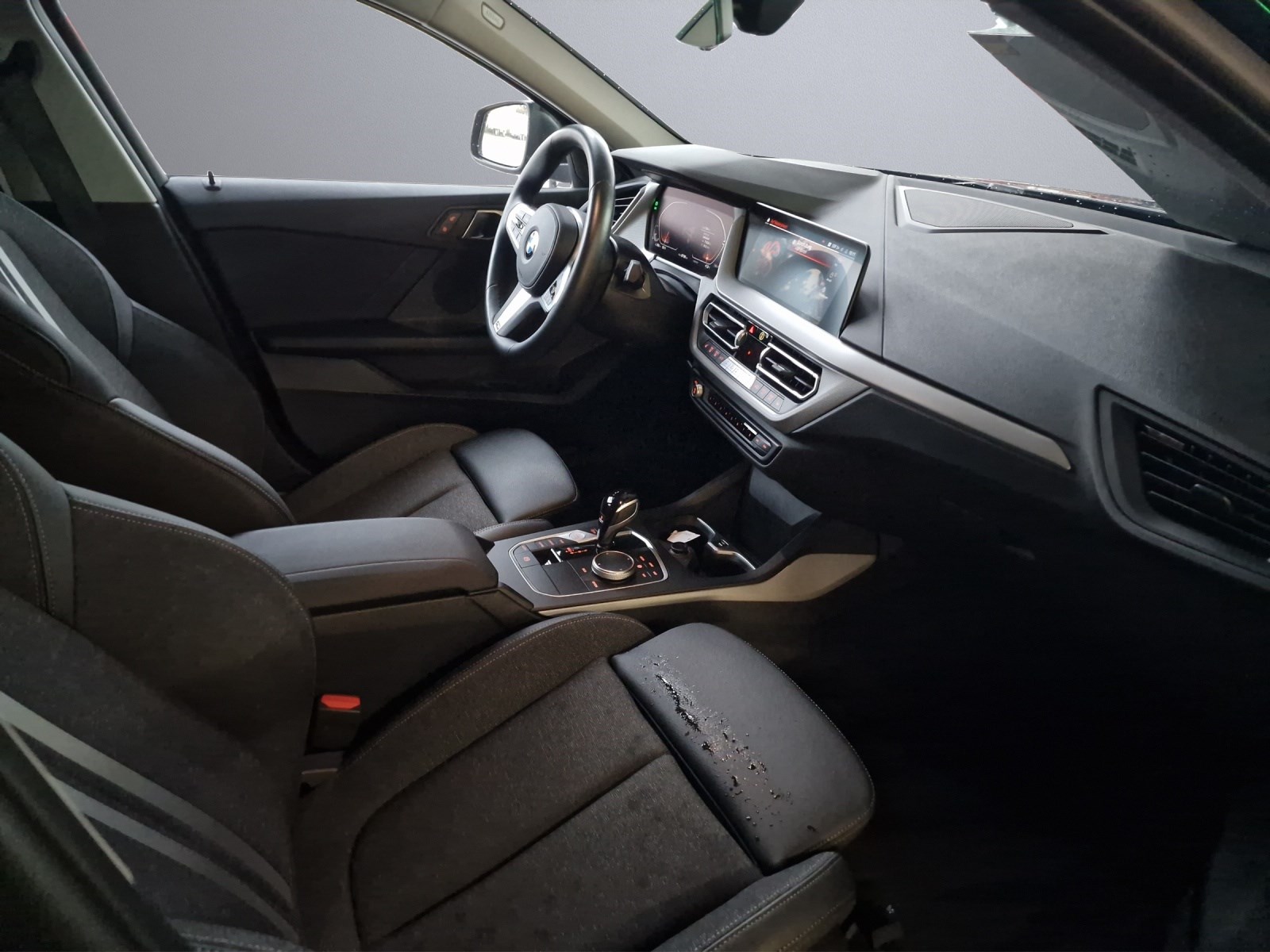 BMW 118i Essential Edition Steptronic-image-7