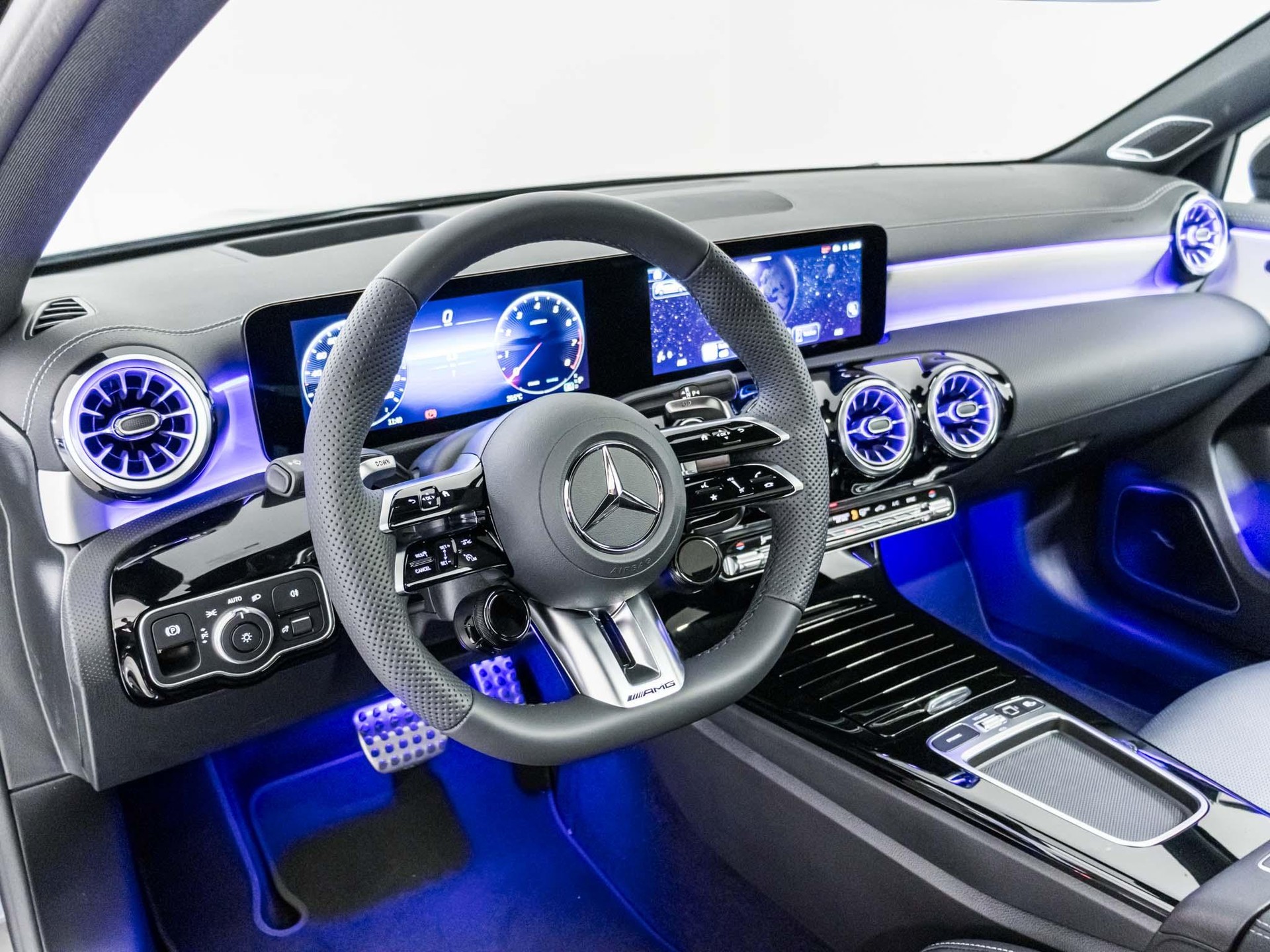 MERCEDES-BENZ A 35 AMG 4MATIC-image-9
