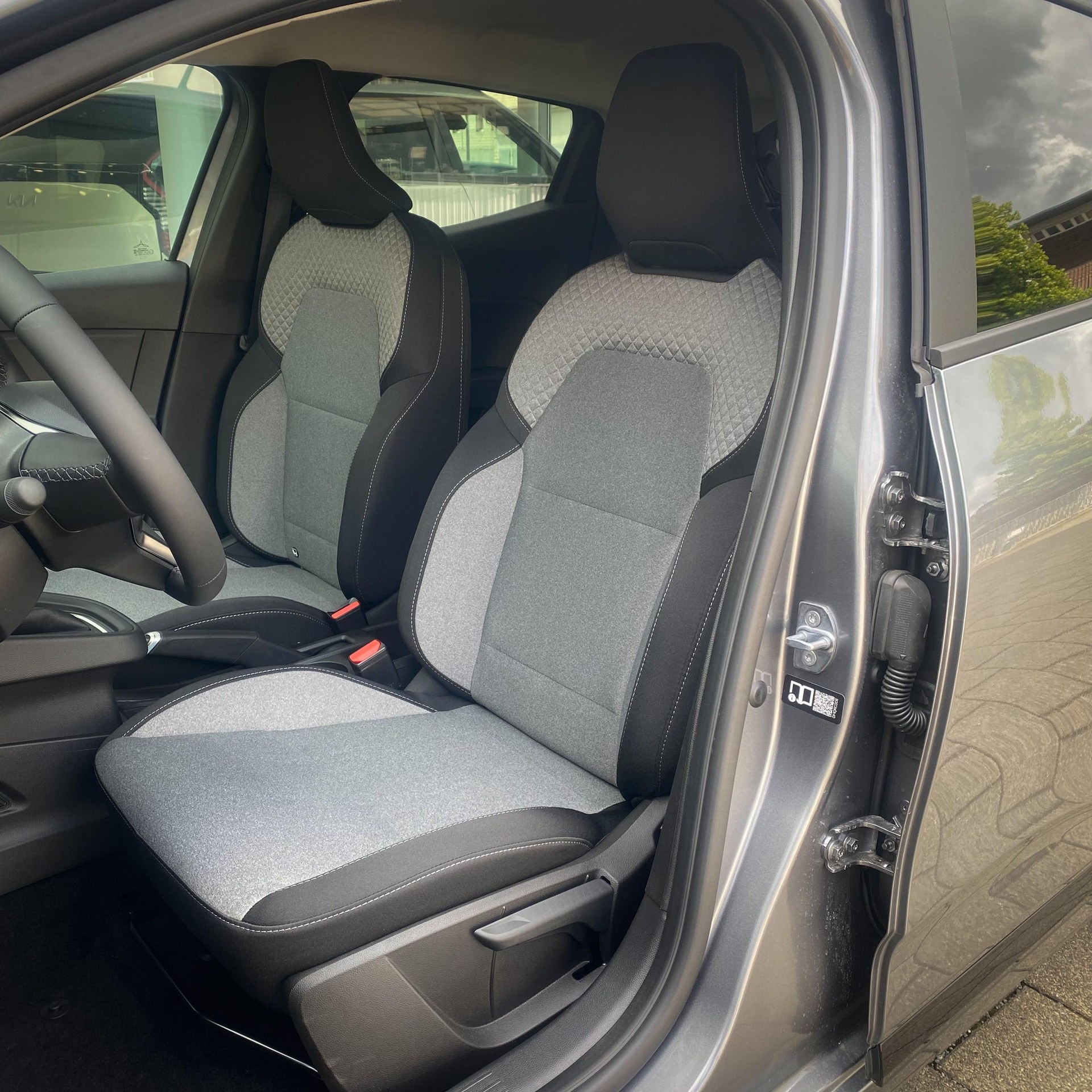 MITSUBISHI Colt 1.6 HEV Invite+-image-10