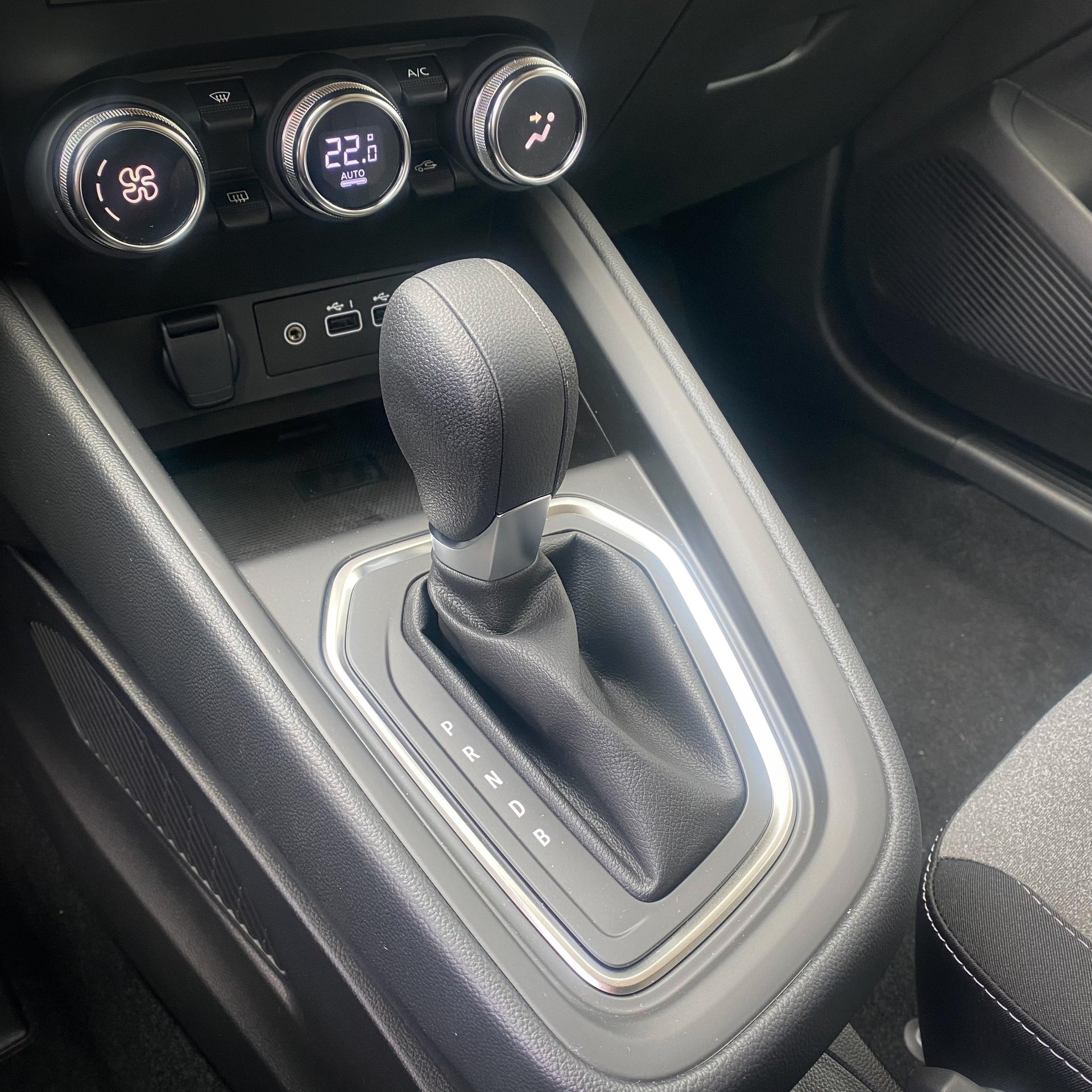 MITSUBISHI Colt 1.6 HEV Invite+-image-9