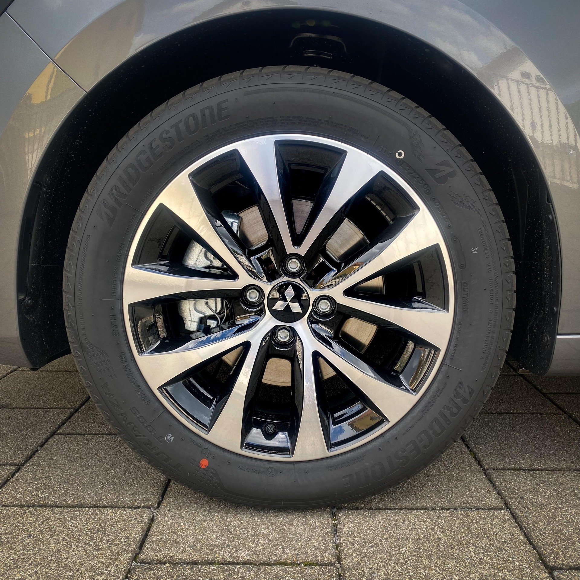 MITSUBISHI Colt 1.6 HEV Invite+-image-3