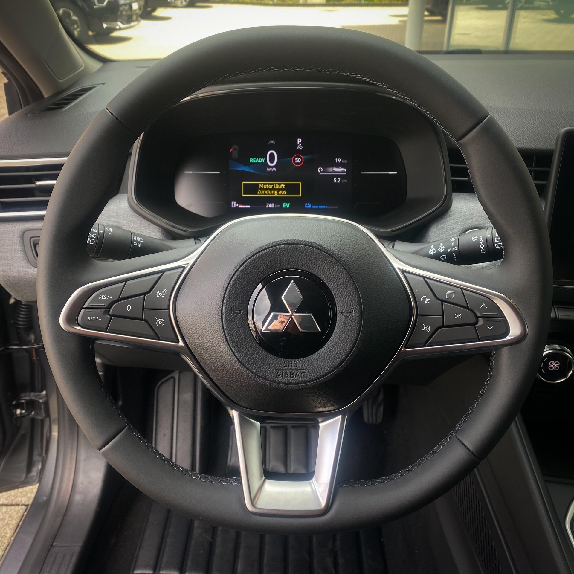 MITSUBISHI Colt 1.6 HEV Invite+-image-5