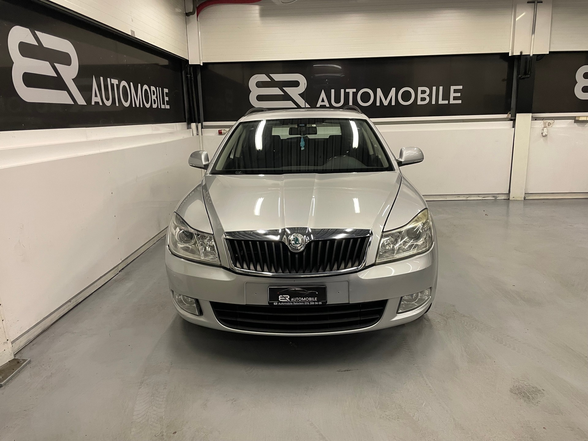 SKODA Octavia Combi 1.8 TSI Elegance DSG-image-1