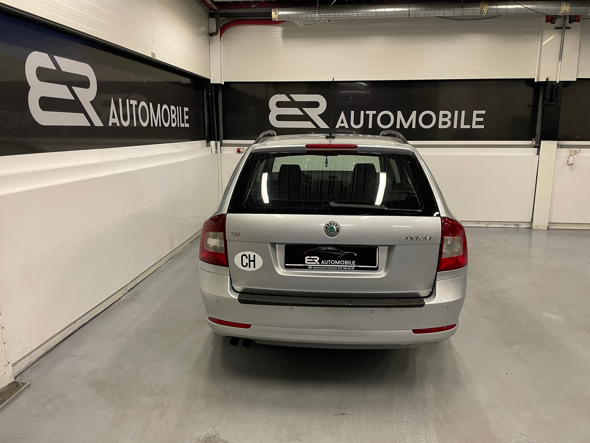 SKODA Octavia Combi 1.8 TSI Elegance DSG-image-2