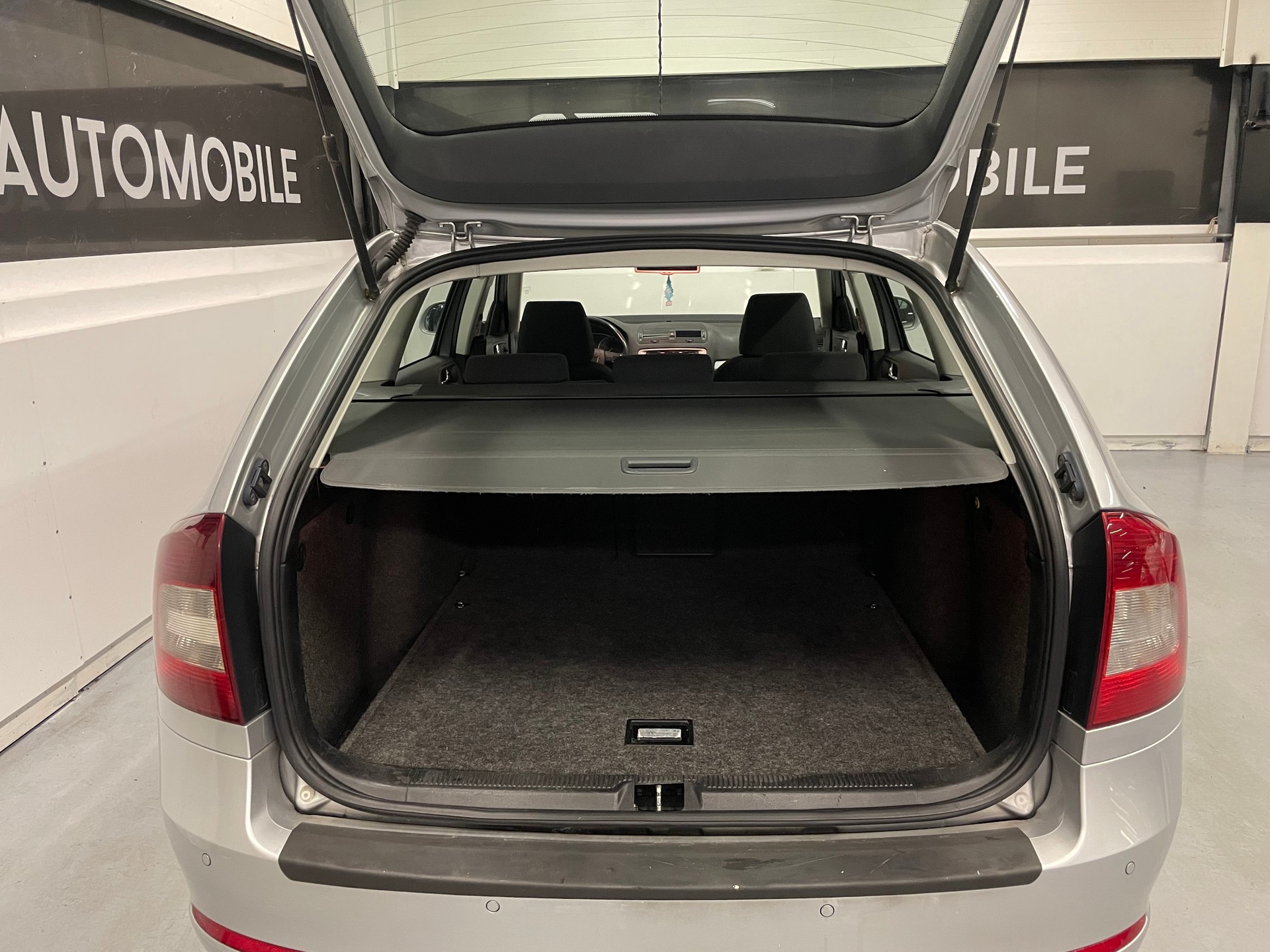 SKODA Octavia Combi 1.8 TSI Elegance DSG-image-5