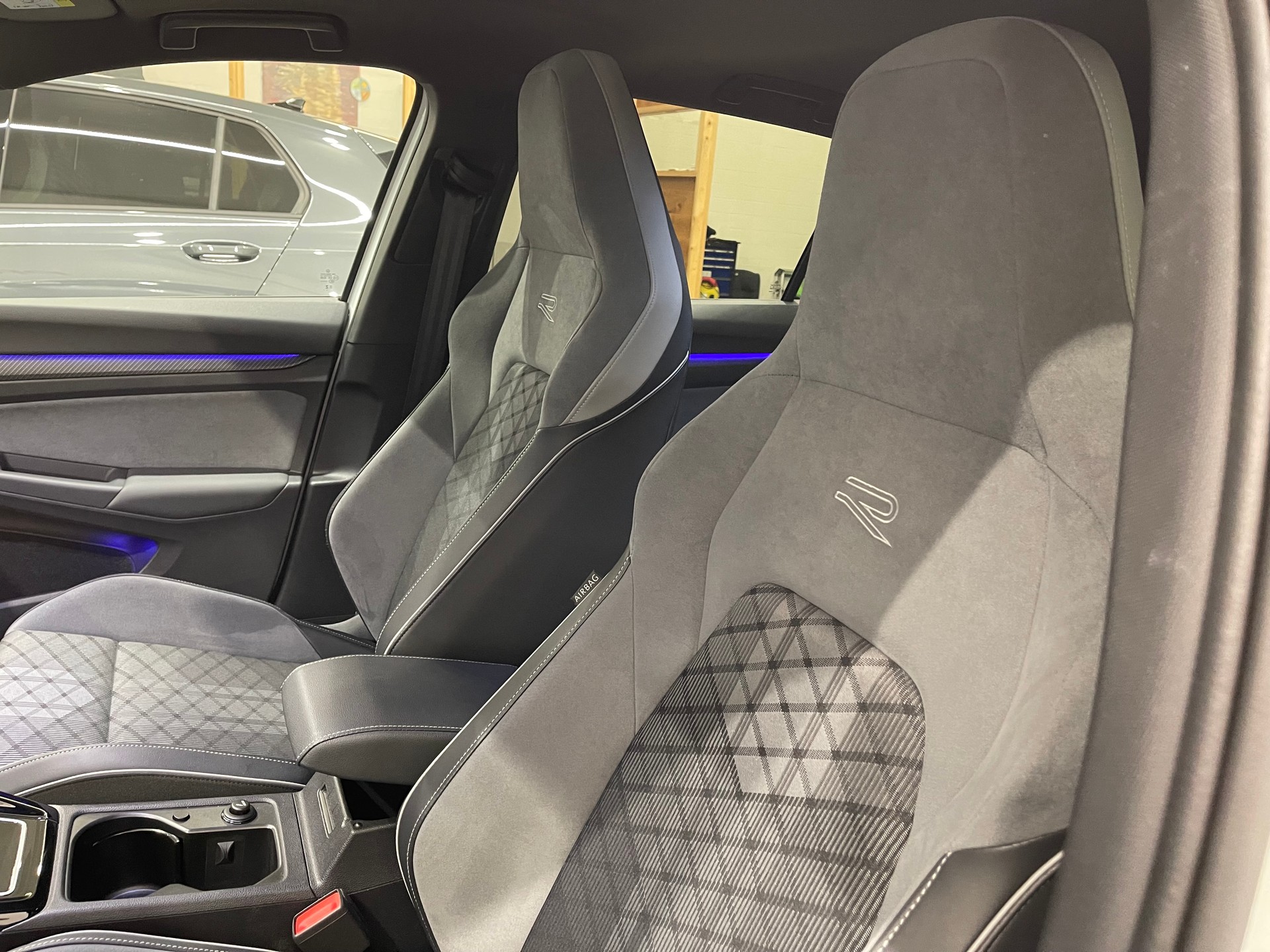 VW Golf 2.0 TDI R-Line DSG *PANO*AHK*H&K*KEYLESS*-image-9