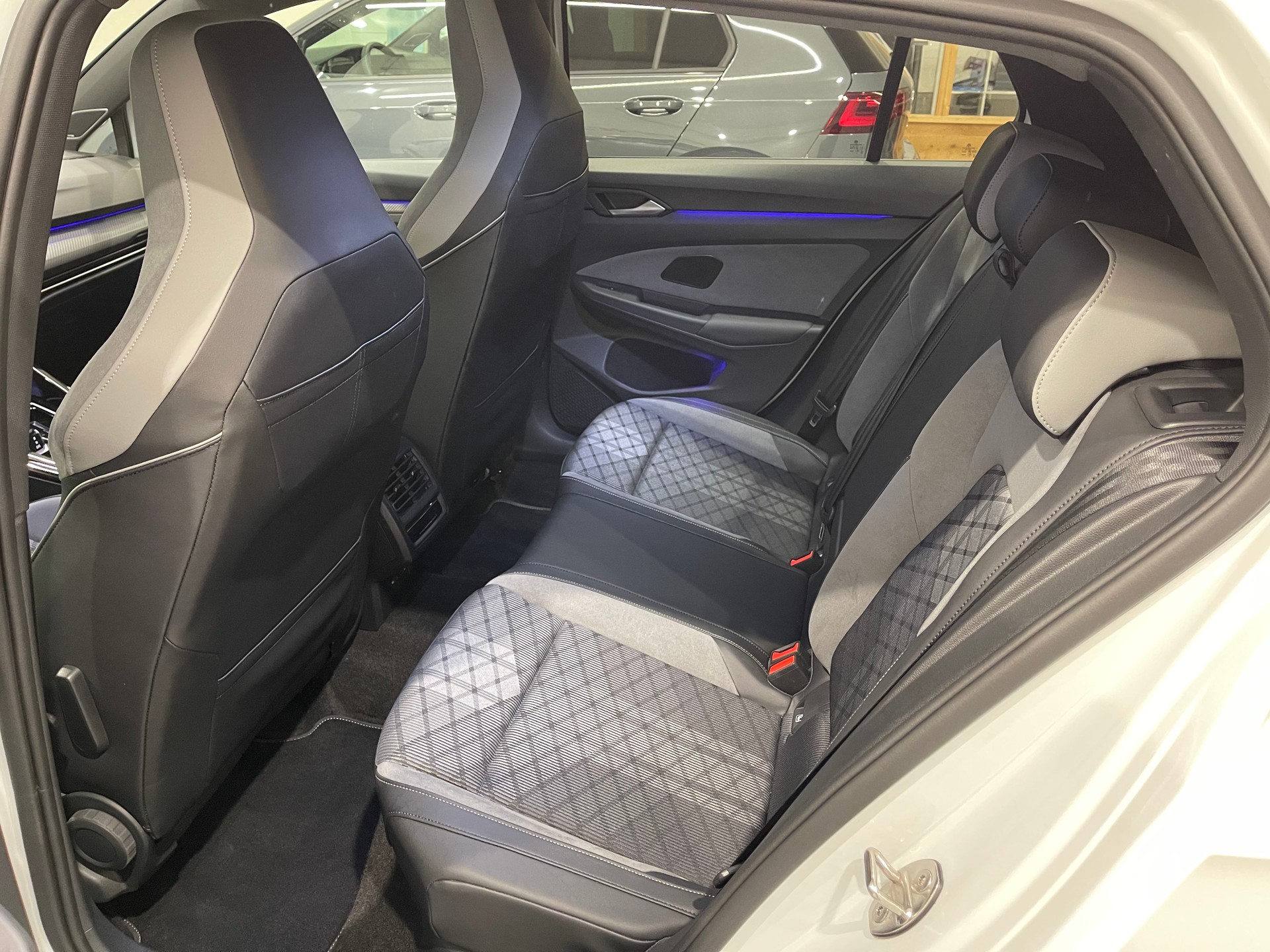 VW Golf 2.0 TDI R-Line DSG *PANO*AHK*H&K*KEYLESS*-image-11