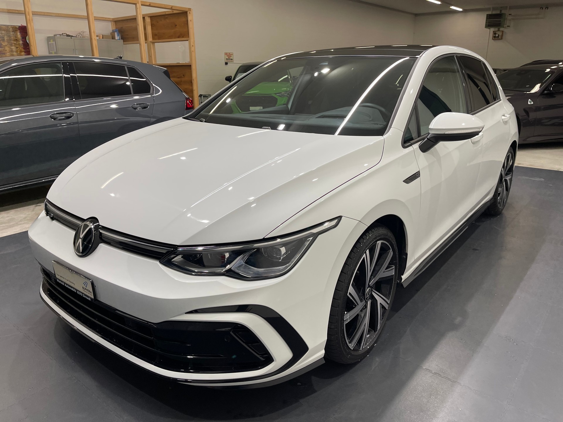 VW Golf 2.0 TDI R-Line DSG *PANO*AHK*H&K*KEYLESS*-image-2