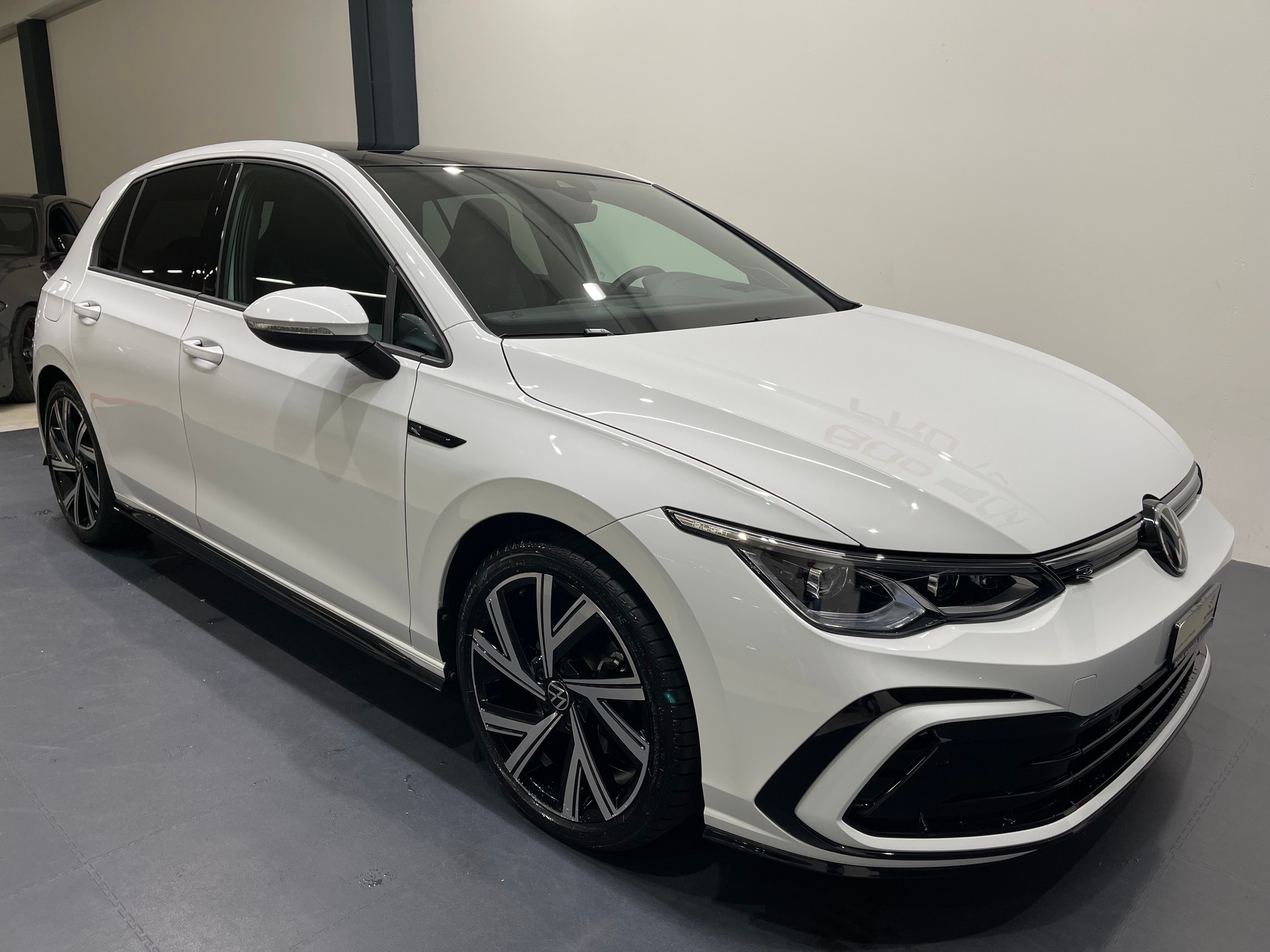 VW Golf 2.0 TDI R-Line DSG *PANO*AHK*H&K*KEYLESS*-image-3