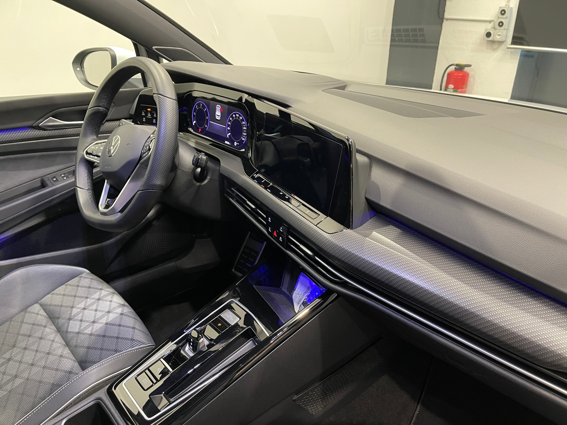 VW Golf 2.0 TDI R-Line DSG *PANO*AHK*H&K*KEYLESS*-image-16