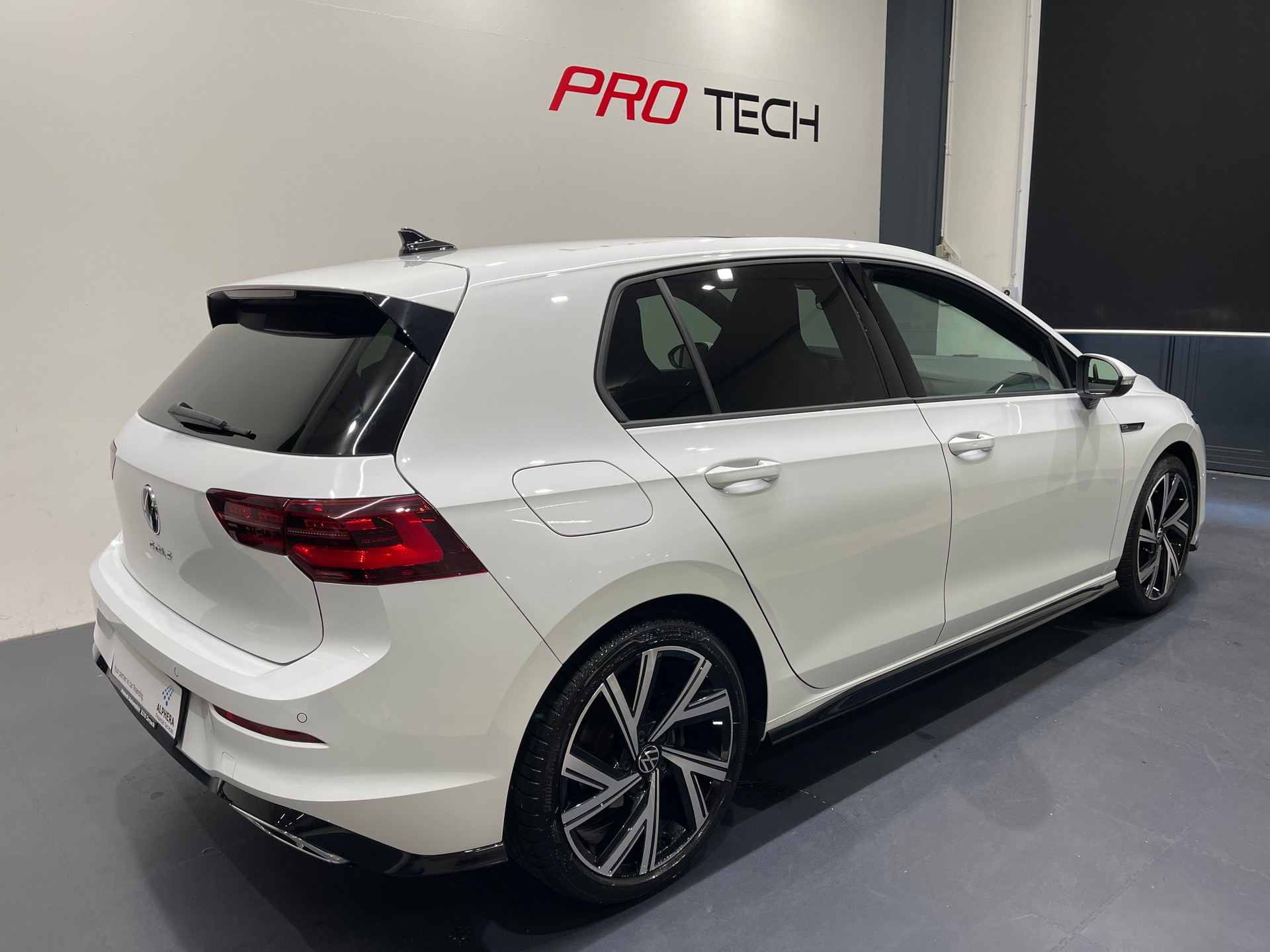 VW Golf 2.0 TDI R-Line DSG *PANO*AHK*H&K*KEYLESS*-image-4