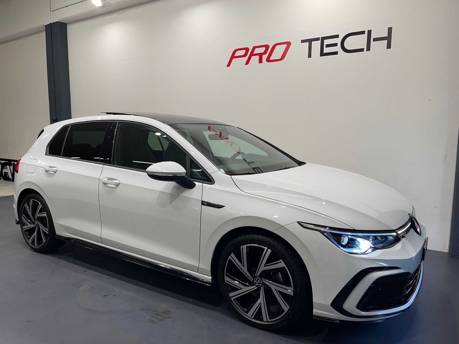 VW Golf 2.0 TDI R-Line DSG *PANO*AHK*H&K*KEYLESS*-image-0