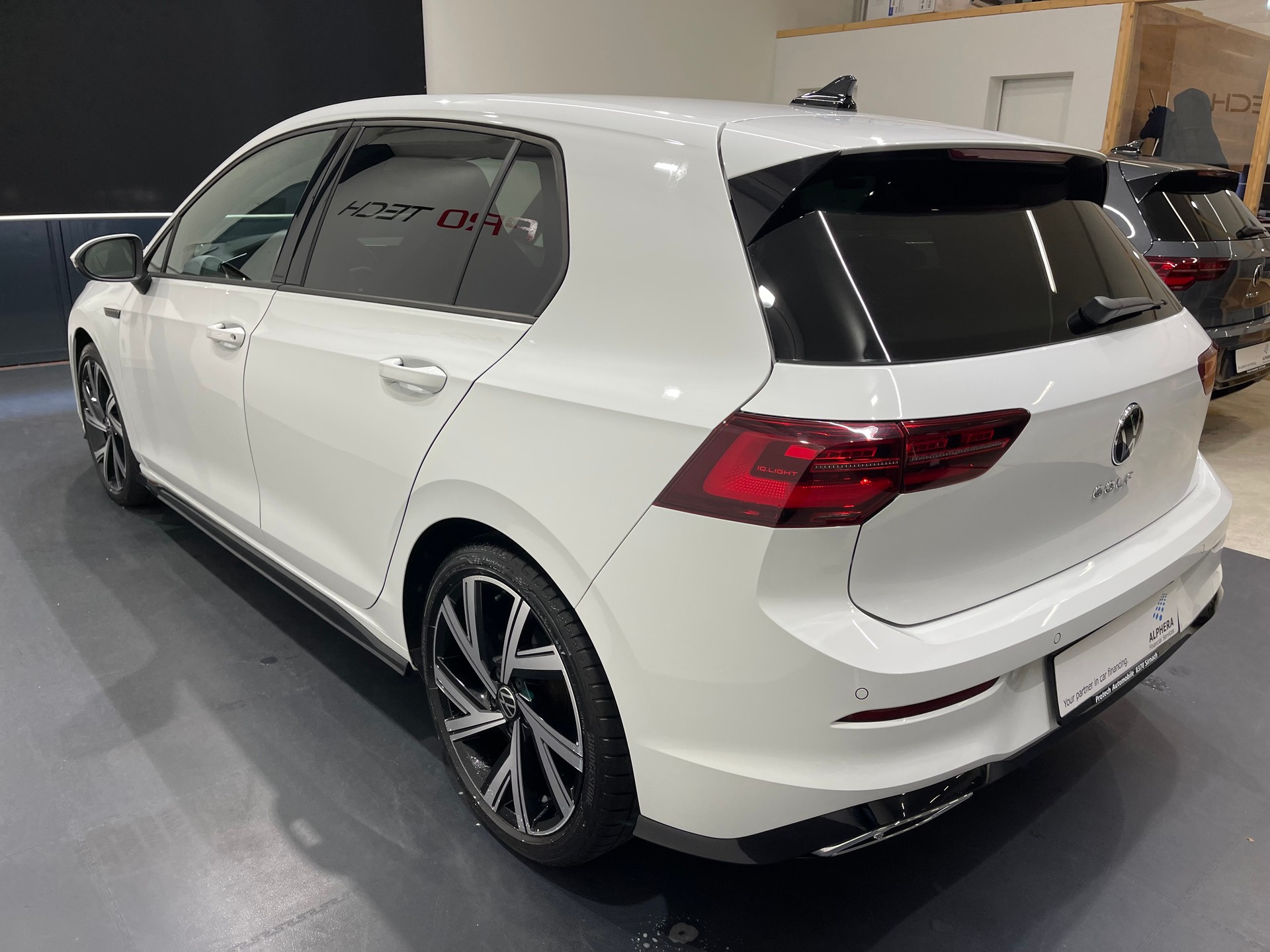 VW Golf 2.0 TDI R-Line DSG *PANO*AHK*H&K*KEYLESS*-image-6