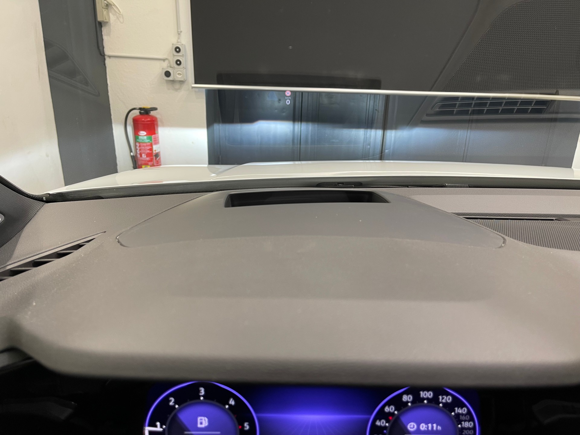 VW Golf 2.0 TDI R-Line DSG *PANO*AHK*H&K*KEYLESS*-image-19