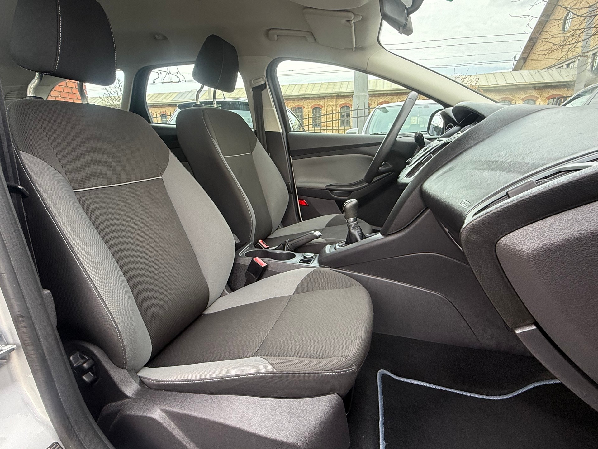 FORD Focus 1.6i VCT Ambiente-image-10