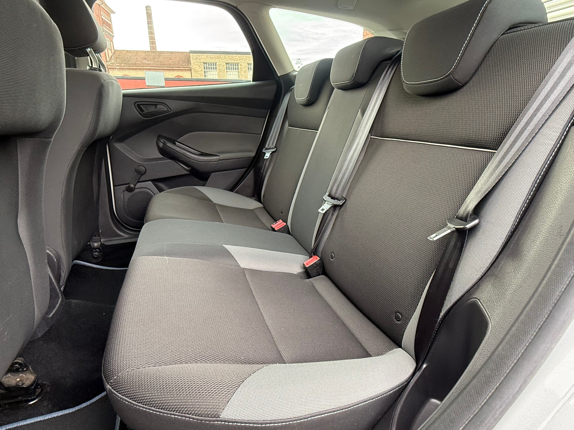 FORD Focus 1.6i VCT Ambiente-image-11