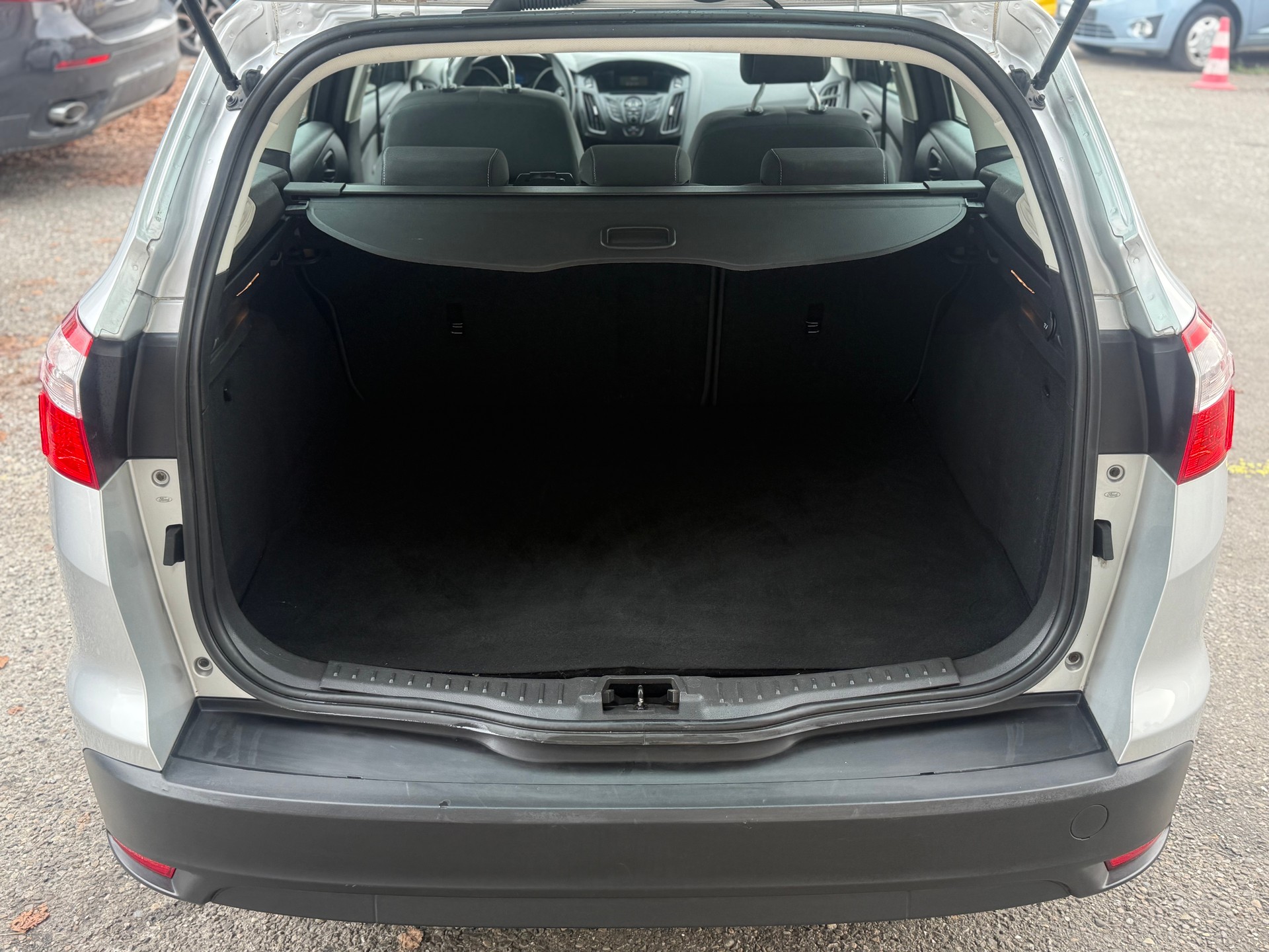 FORD Focus 1.6i VCT Ambiente-image-8