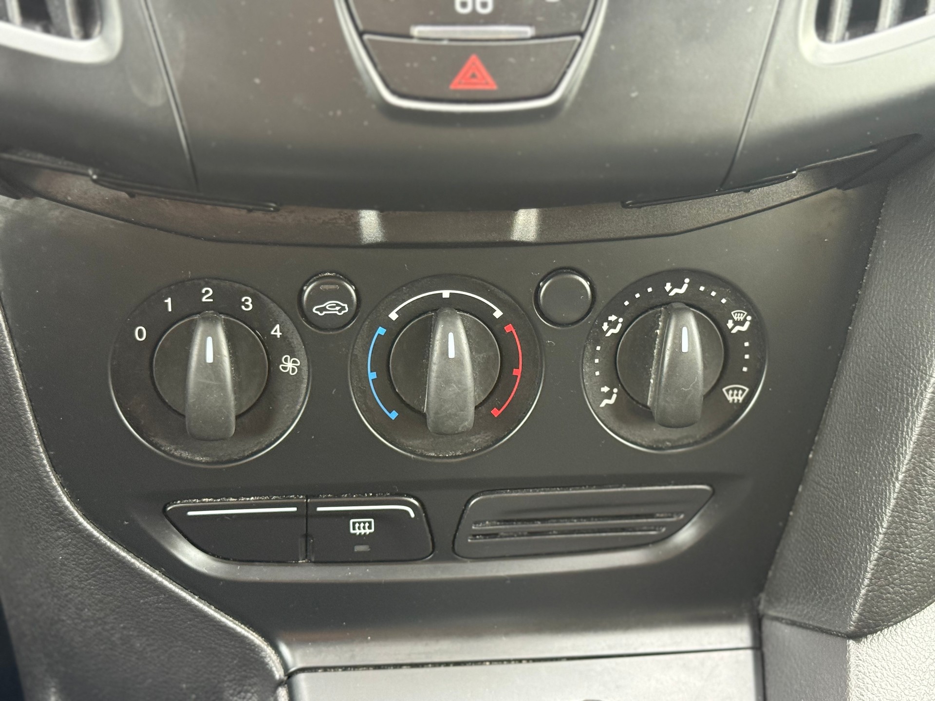 FORD Focus 1.6i VCT Ambiente-image-15