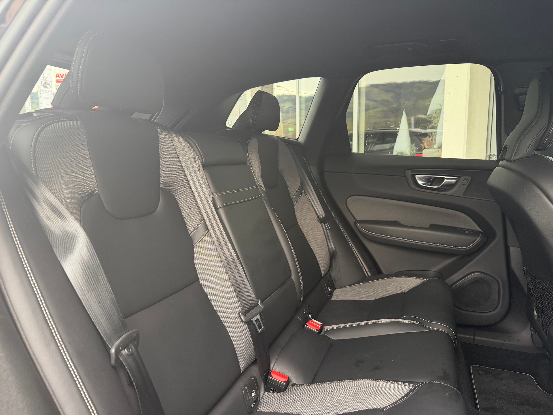 VOLVO XC60 B4 Diesel Mild Hybrid AWD R-Design Geartronic-image-5