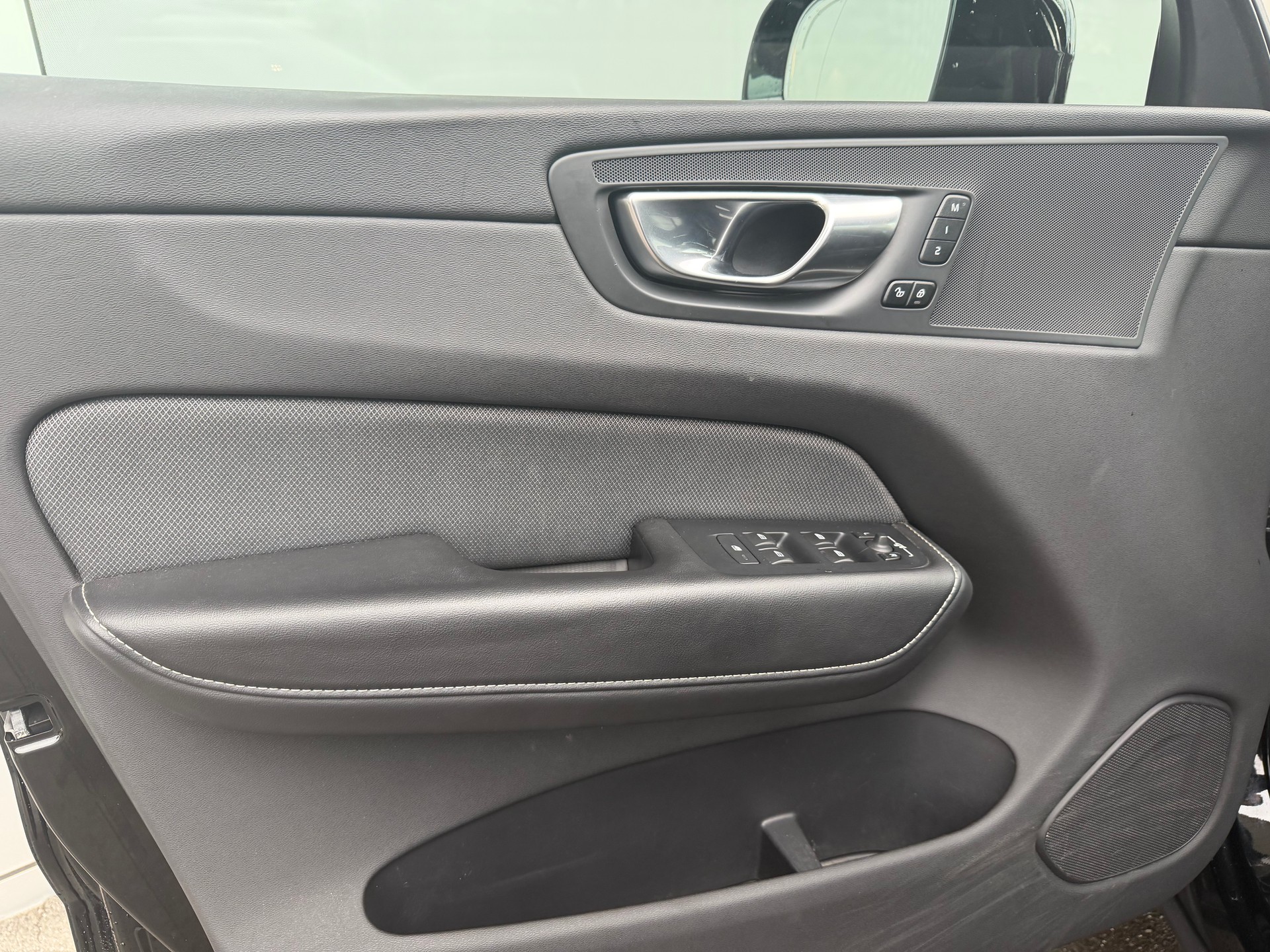 VOLVO XC60 B4 Diesel Mild Hybrid AWD R-Design Geartronic-image-9