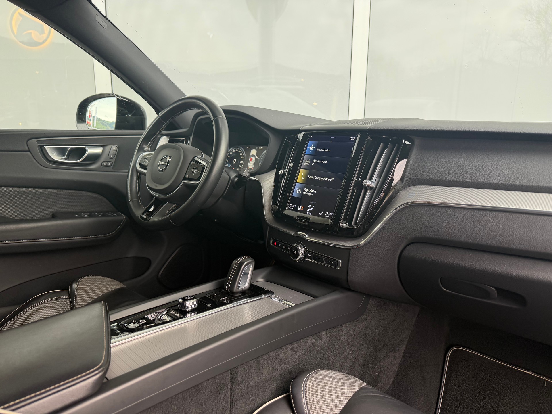 VOLVO XC60 B4 Diesel Mild Hybrid AWD R-Design Geartronic-image-2