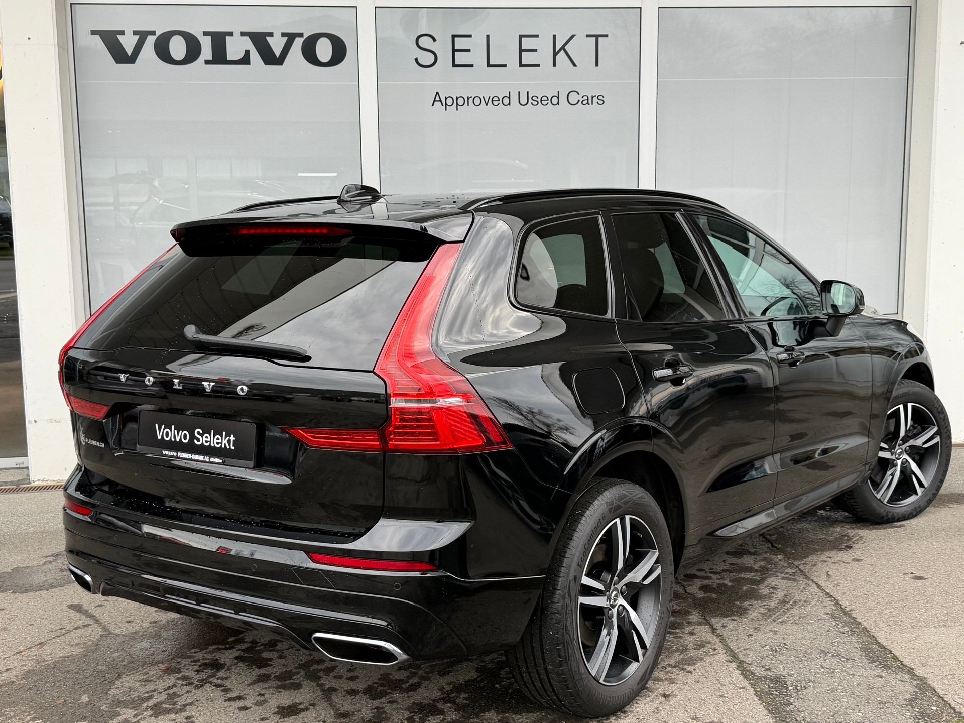 VOLVO XC60 B4 Diesel Mild Hybrid AWD R-Design Geartronic-image-1