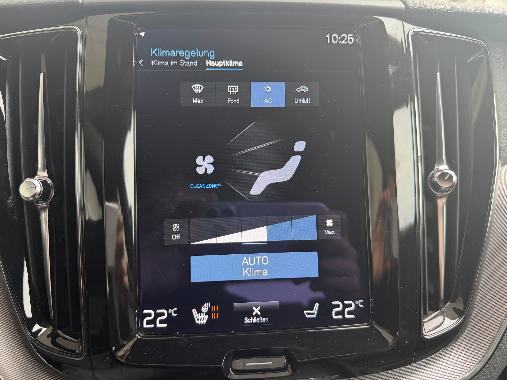 VOLVO XC60 B4 Diesel Mild Hybrid AWD R-Design Geartronic-image-17