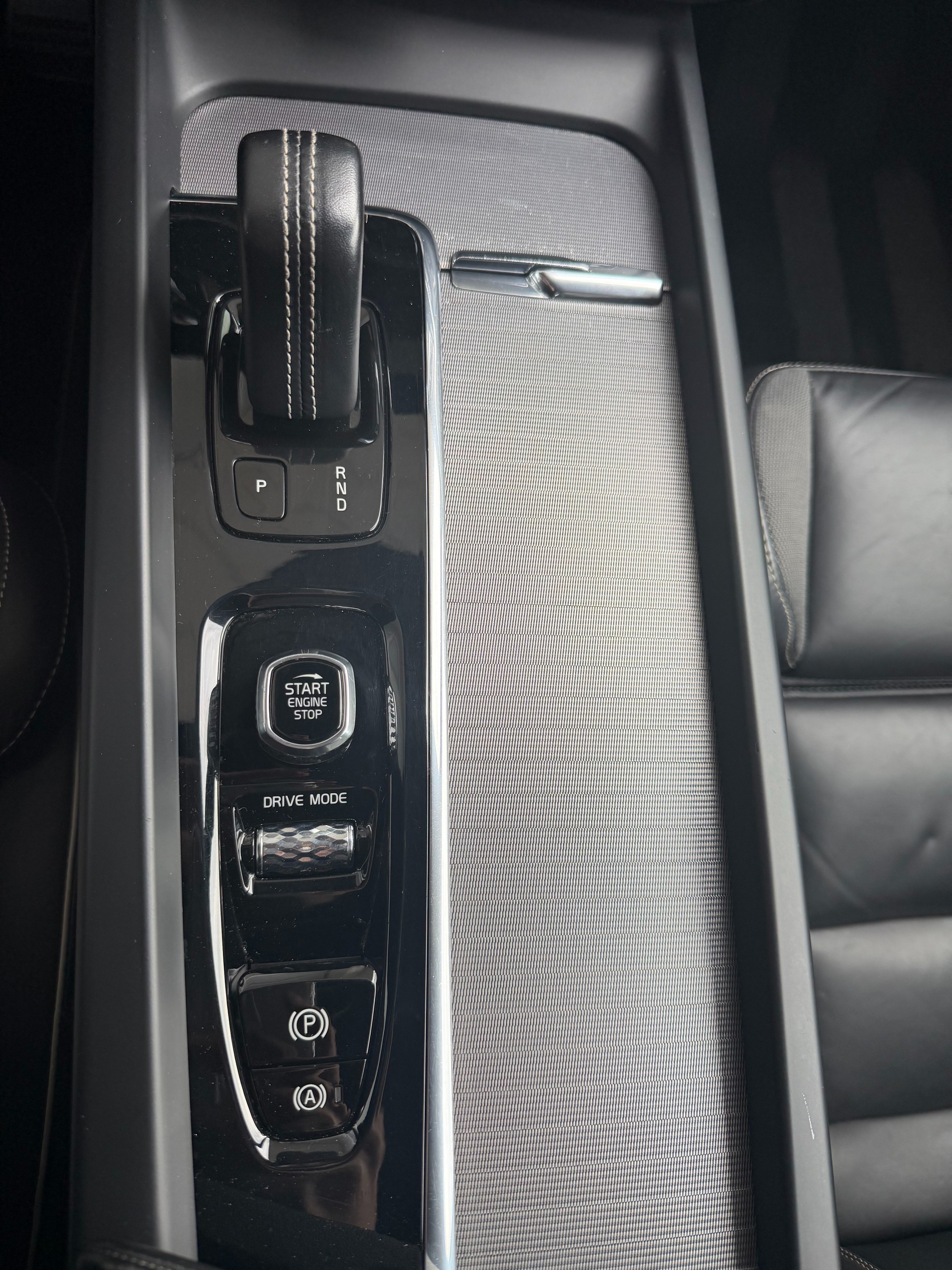 VOLVO XC60 B4 Diesel Mild Hybrid AWD R-Design Geartronic-image-11