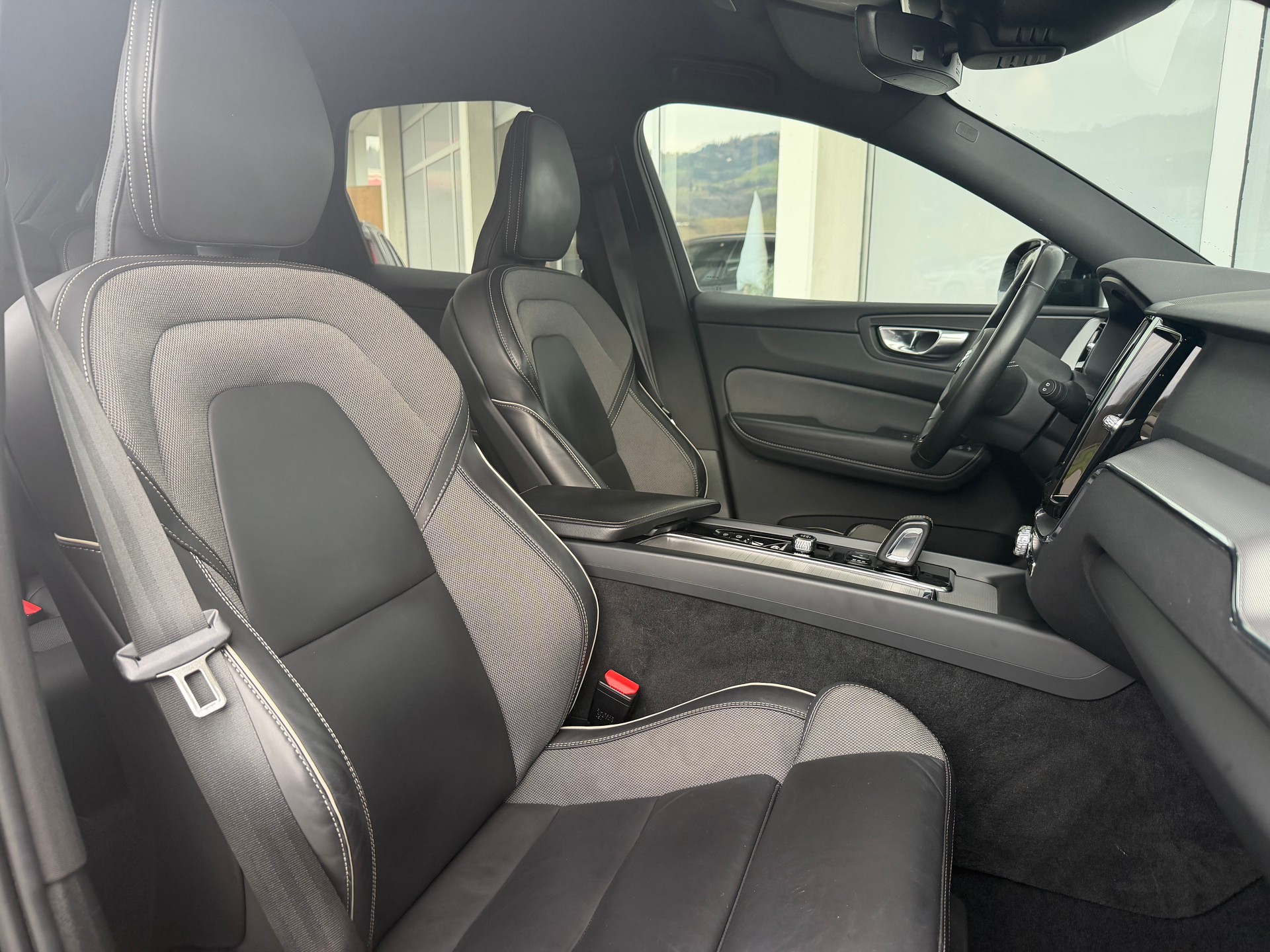 VOLVO XC60 B4 Diesel Mild Hybrid AWD R-Design Geartronic-image-3