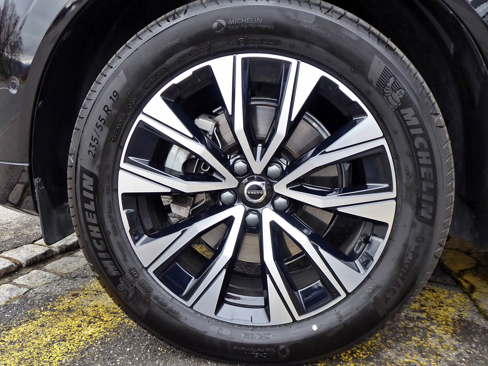 VOLVO XC60 B5 B AWD Plus Dark-image-13