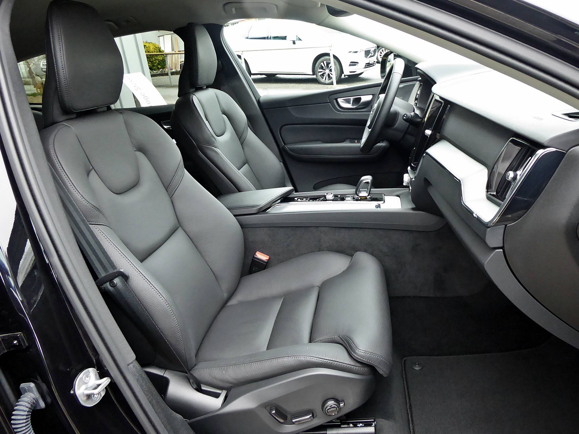 VOLVO XC60 B5 B AWD Plus Dark-image-4