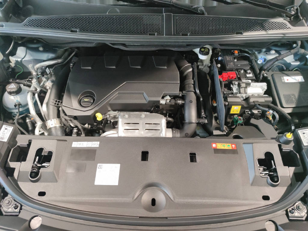 PEUGEOT 3008 1.6 PHEV GT-image-8