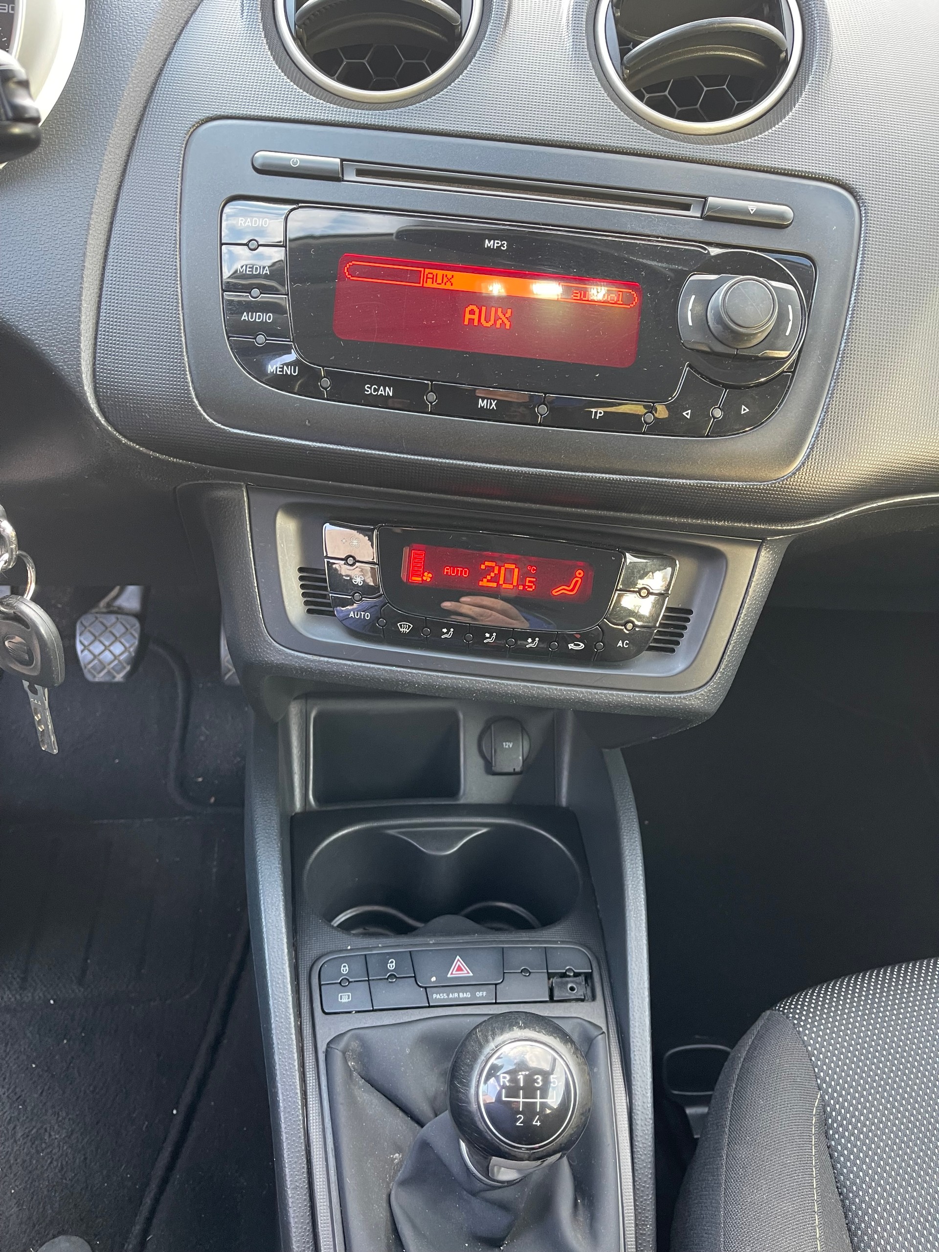 SEAT Ibiza SC 1.6 Sport frisch ab Mfk-image-9