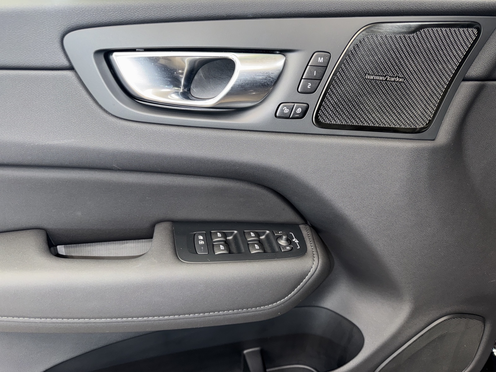 VOLVO XC60 2.0 T6 TE Plus Dark eAWD-image-12