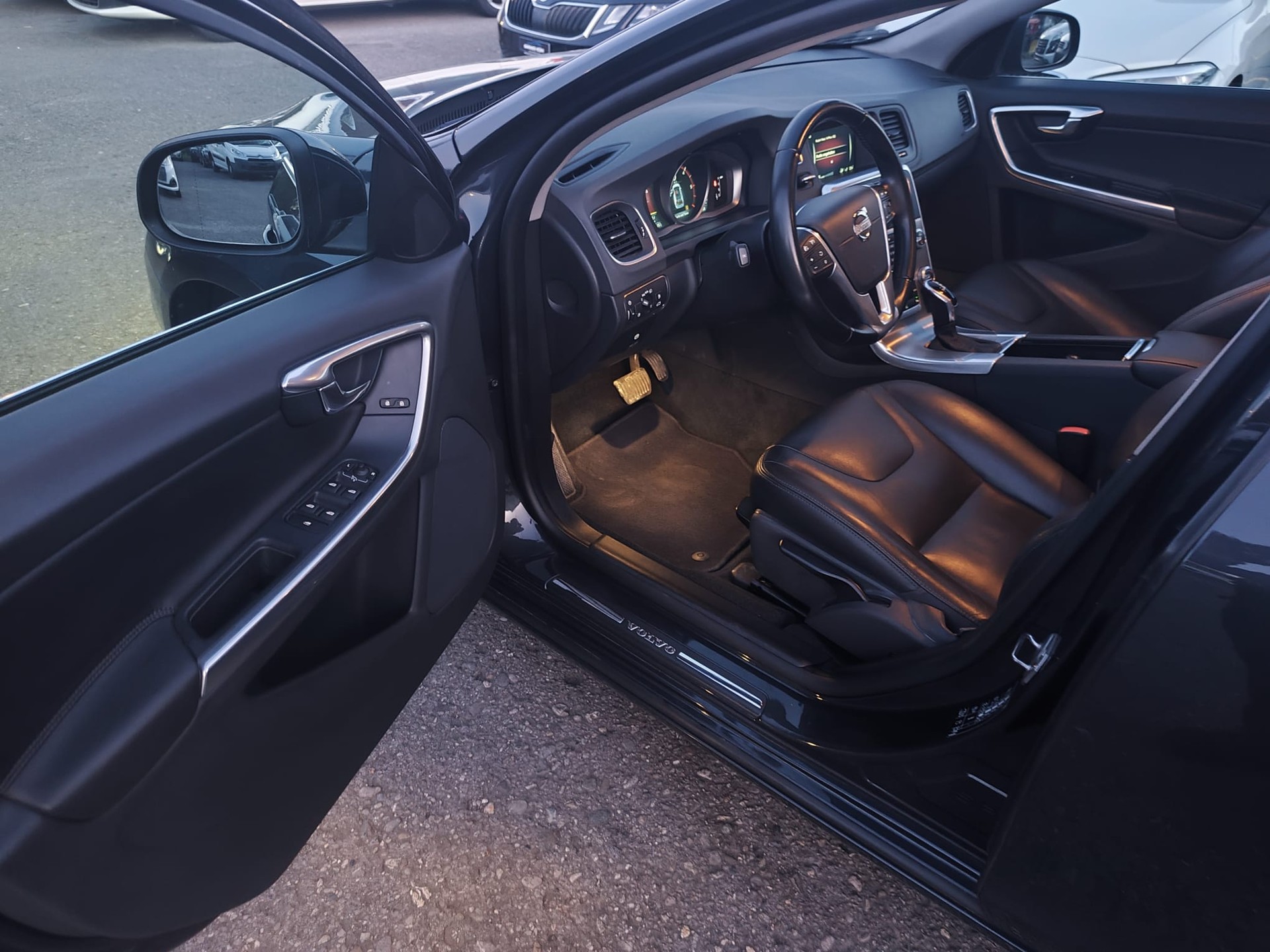 VOLVO V60 D4 Summum Geartronic-image-7