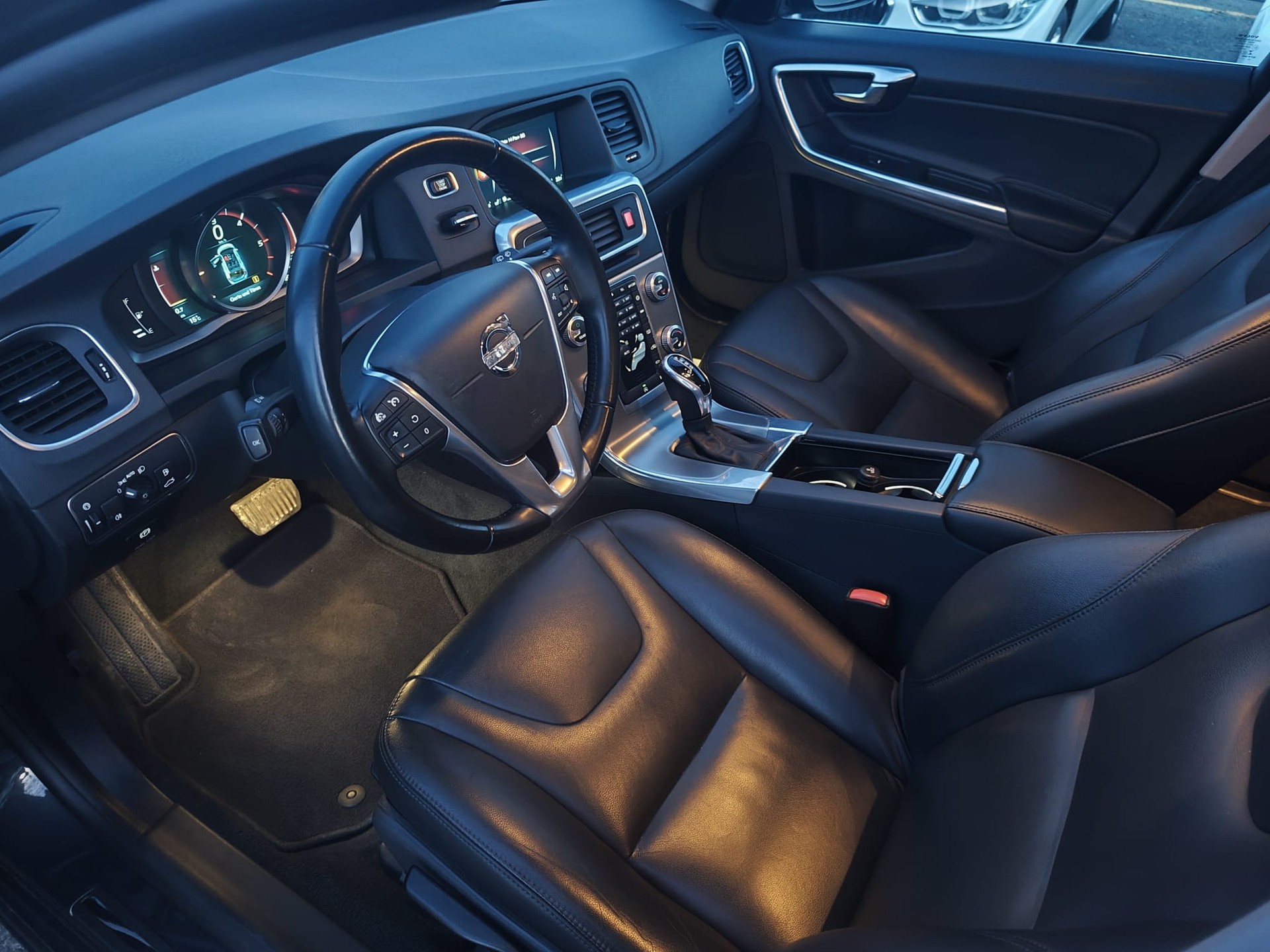 VOLVO V60 D4 Summum Geartronic-image-6