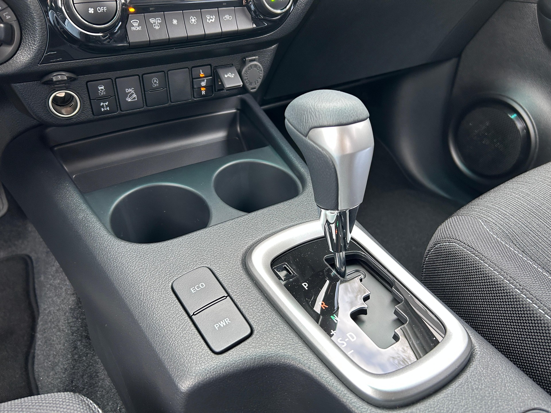 TOYOTA Hilux Double Cab.-Pick-up 2.4 D-4D 150 Style-image-12